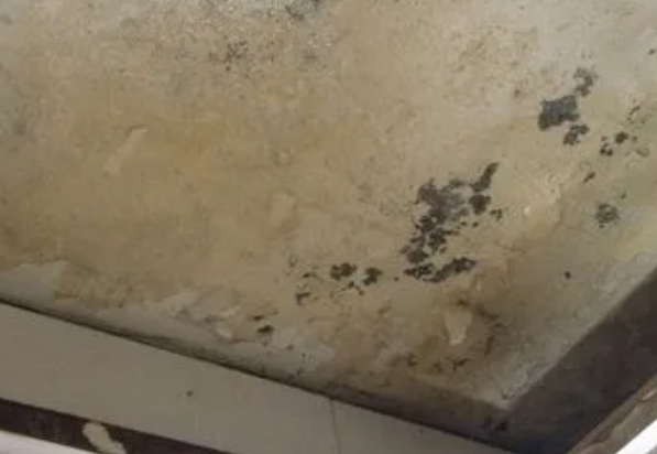 吐鲁番阳台漏水维修公司分享下吐鲁番卫生间渗水维修需要注意哪些问题。